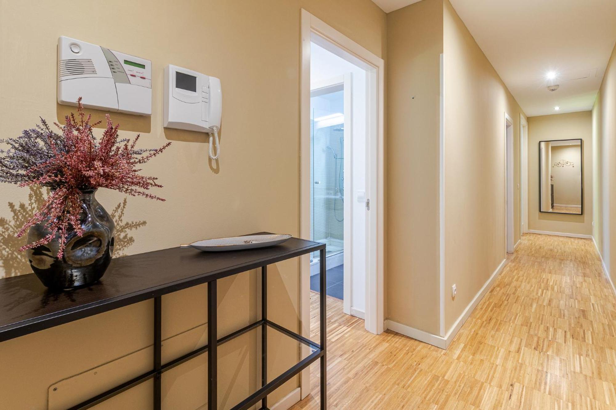 Deluxe W/ Garage Apartment *