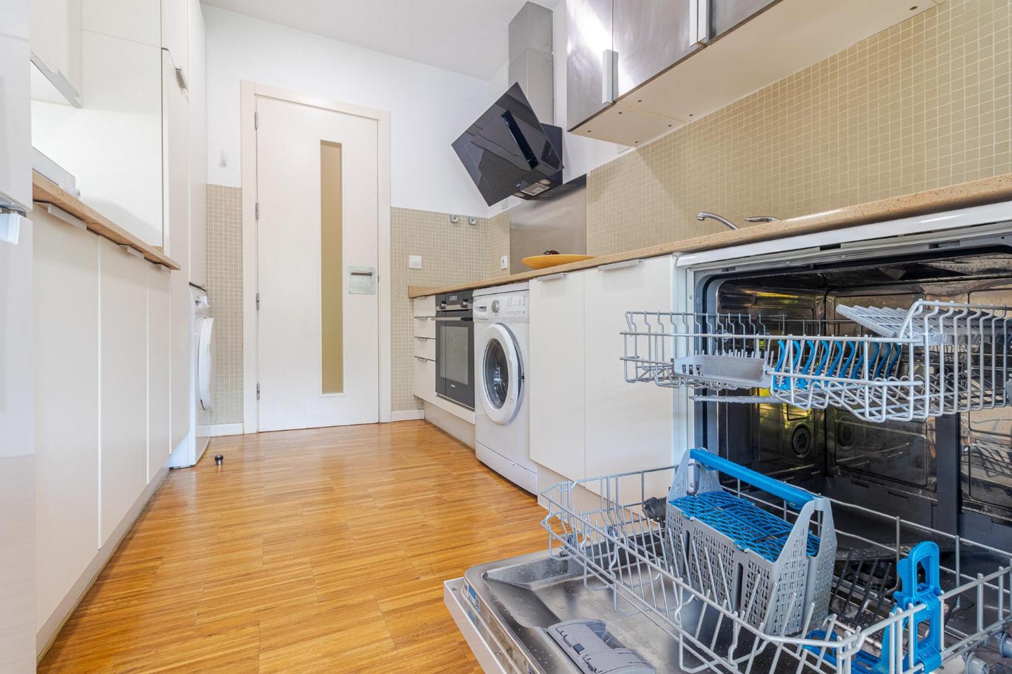 Deluxe W/ Garage Apartment *