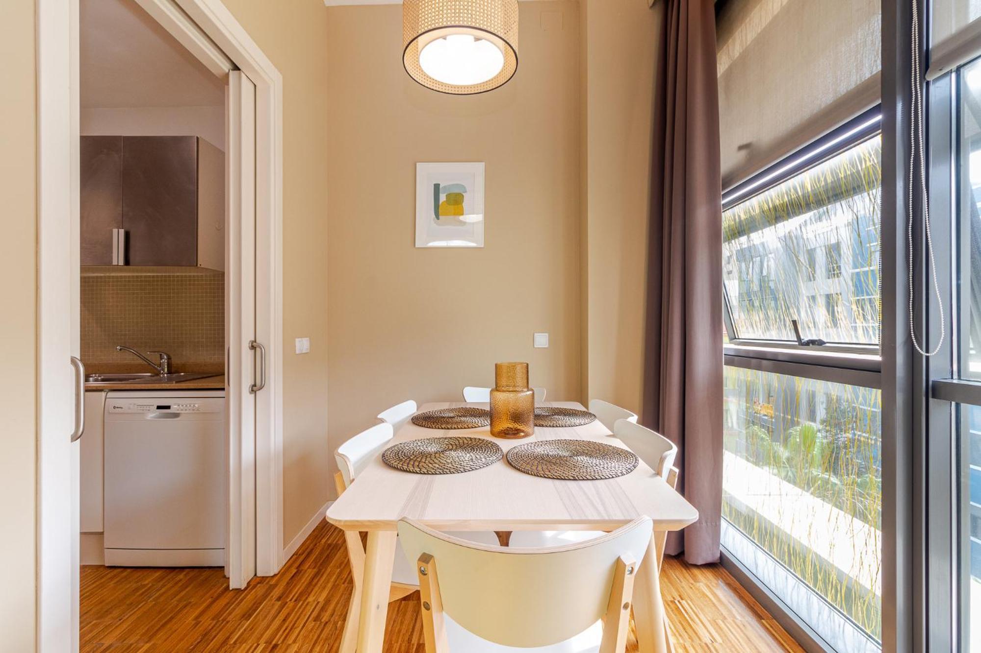 Deluxe W/ Garage Apartment *
